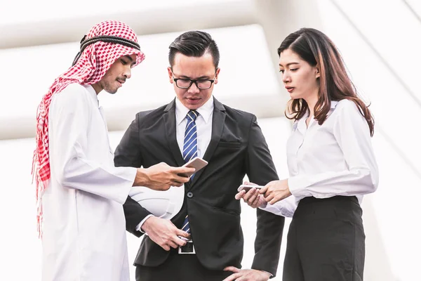 Mühendisler iş erkek ve kadın çalışma bina inşaat şehir planı