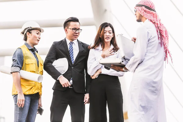 Mühendisler iş erkek ve kadın çalışma bina inşaat şehir planı