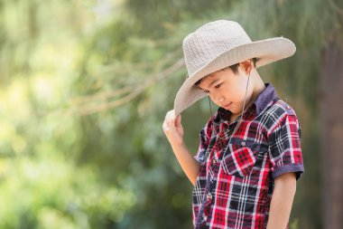 Şirin portre Asya küçük çocuk parkı üzerinde duran