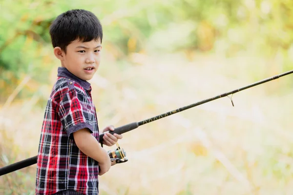 Asiatique Jeune Mignon Petit Garçon Pêche Dans Naturel — Photo
