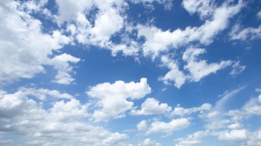 Gün ışığı mavi gökyüzü ve bulutlar arka plan