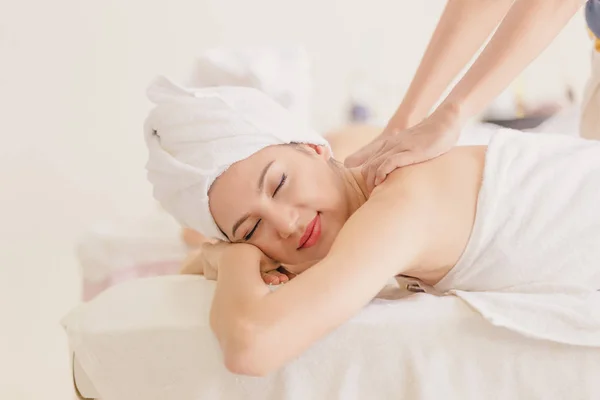 Mooie Jonge Vrouw Ontspannende Ontvangende Massage Spa Concept — Stockfoto