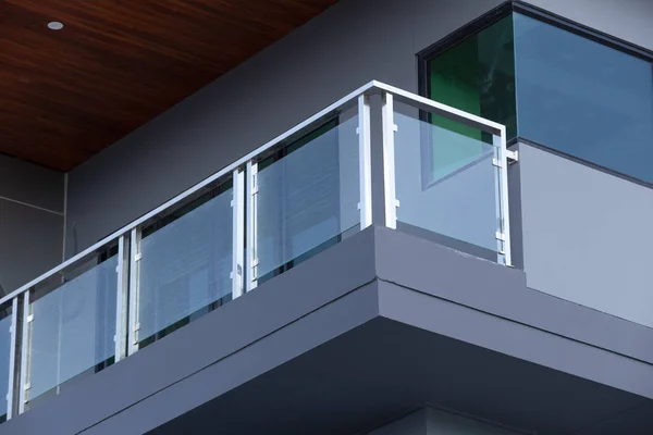 Modern mimari Alüminyum ray Teras ve protectio düşmek
