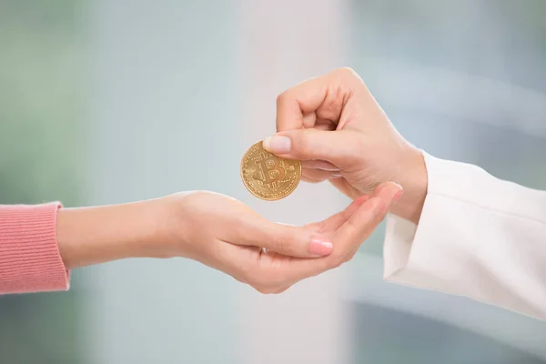 Tutan Closeup el iş kadın Bitcoin, finansal kavramı verir
