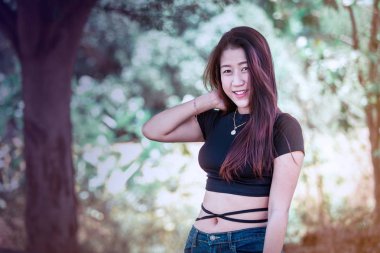 Asya sevimli genç kız portre güzel gülümseme doğada yüzünde