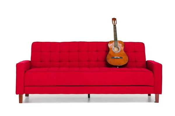 Möbelgitarre Auf Rotem Sofa Isoliert Weißen Hintergrund Mit Clipping Pfad — Stockfoto