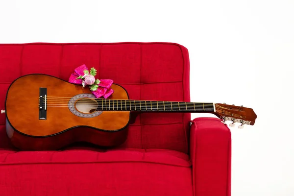 Guitarra Muebles Sobre Sofá Rojo Aislado Fondo Blanco Fotos de stock