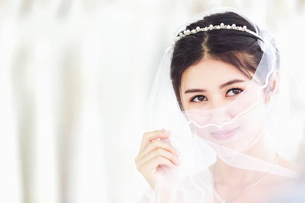 결혼식 드레스를 행복하게 귀여운 여자의 아시아인 초상화 — 스톡 사진