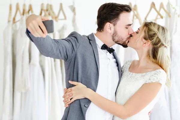 Güzel Model Düğün Çifti Ellerinde Smartphon Çevrimiçi Video Görüntüleriyle Ekranlara Telifsiz Stok Fotoğraflar