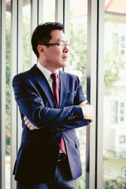 Pencereden bakan beyaz takım elbise giyen Portre İş adamları