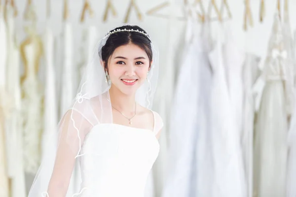 결혼식 드레스를 행복하게 귀여운 여자의 아시아인 초상화 — 스톡 사진