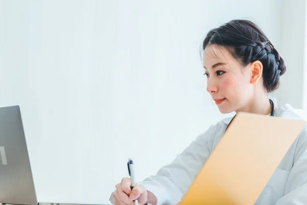 Portret Arts Vrouwen Zitten Werken Notitie Klembord Medisch Kantoor Rechtenvrije Stockfoto's