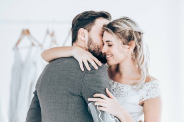 Stüdyodaki güzel model düğün çifti, klasik müzik tarzında.