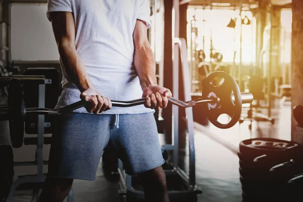 Closeup Homens Saudável Segurando Dumbbell Treino Construção Corpo Ginásio Fitness — Fotografia de Stock