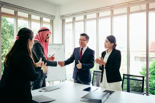 Toplantı Asya Ekibi Arapça Adam Ofis Odasında Fikirlerini Sunan — Stok fotoğraf