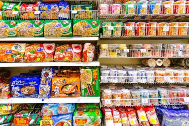 Nakhonratchasima, Tayland - 21 Aralık 2018:Tesco Lotus Express iç mekan boş süpermarket koridoru ile vuruldu