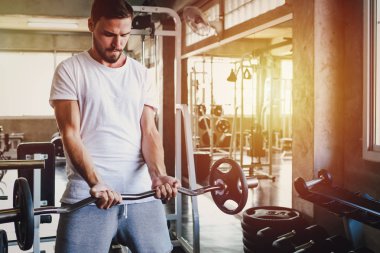 Closeup erkekler sağlıklı tutan halter egzersiz ve spor salonu fitness vücut bina