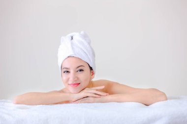 Güzel portre spa kadın gençlik ve Cilt Bakım Kavramı poz