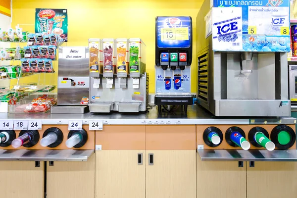 Nakhonratchasima, Tayland - 21 Aralık 2018:Tesco Lotus Express iç mekan boş süpermarket koridoru ile vuruldu