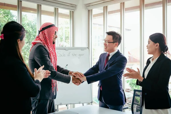 Toplantı Asya Ekibi Arapça Adam Ofis Odasında Fikirlerini Sunan — Stok fotoğraf
