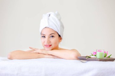 Güzel portre spa kadın gençlik ve Cilt Bakım Kavramı poz