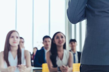 Asya İş adamları eğitmen konferansta sunum yapıyor