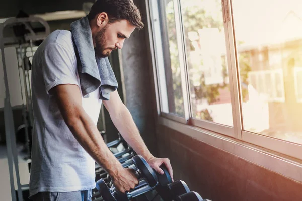 Closeup Homens Saudável Segurando Dumbbell Treino Construção Corpo Ginásio Fitness — Fotografia de Stock