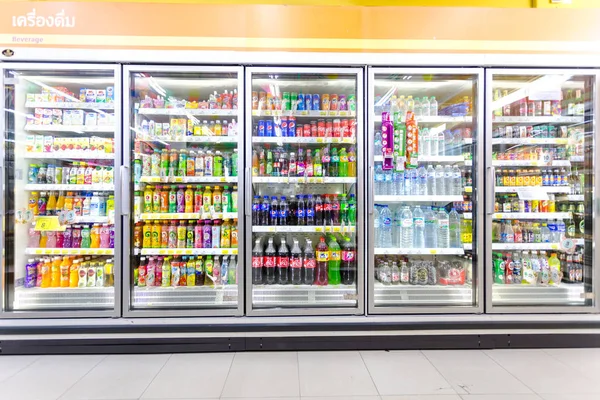 Nakhonratchasima, Tayland - 21 Aralık 2018:Tesco Lotus Express iç mekan boş süpermarket koridoru ile vuruldu