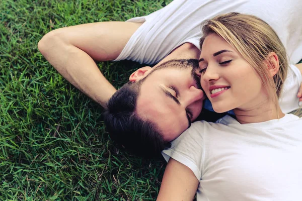 Parkta çim en iyi görüntü romantik çift aşk
