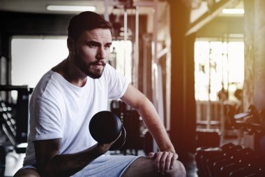 Closeup erkekler sağlıklı tutan halter egzersiz ve spor salonu fitness vücut bina