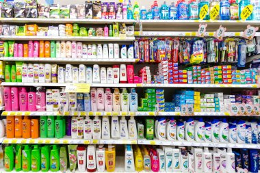 Nakhonratchasima, Tayland - 21 Aralık 2018:Tesco Lotus Express iç mekan boş süpermarket koridoru ile vuruldu