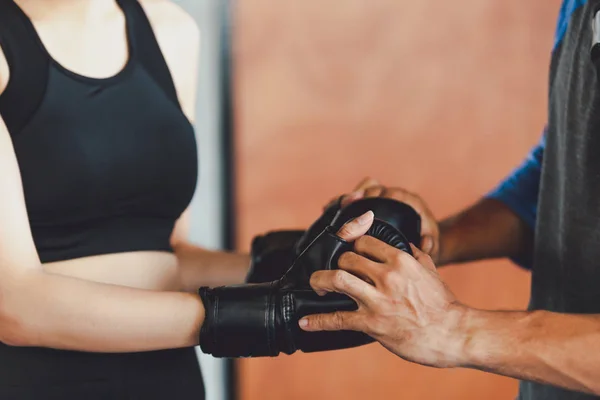 Ragazza Sportiva Bella Donna Con Schiena Guanti Boxe Formazione Palestra — Foto Stock