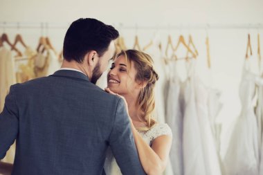 Stüdyodaki güzel model düğün çifti, klasik müzik tarzında.