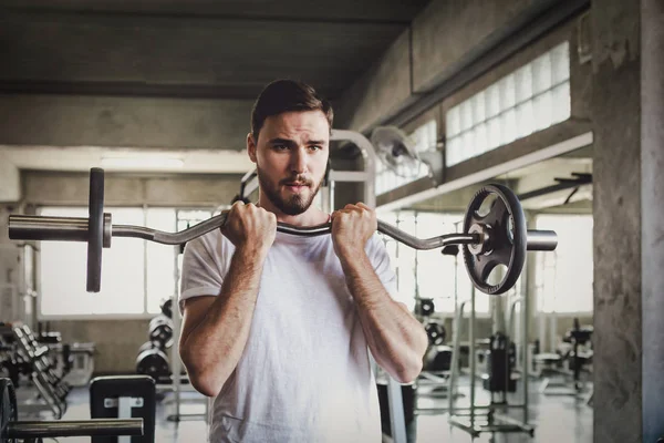 Closeup Homens Saudável Segurando Dumbbell Treino Construção Corpo Ginásio Fitness — Fotografia de Stock