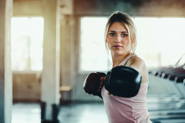 Portret Sportowy Dziewczyna Piękna Kobieta Tyłu Boks Rękawice Szkolenia Siłowni — Zdjęcie stockowe