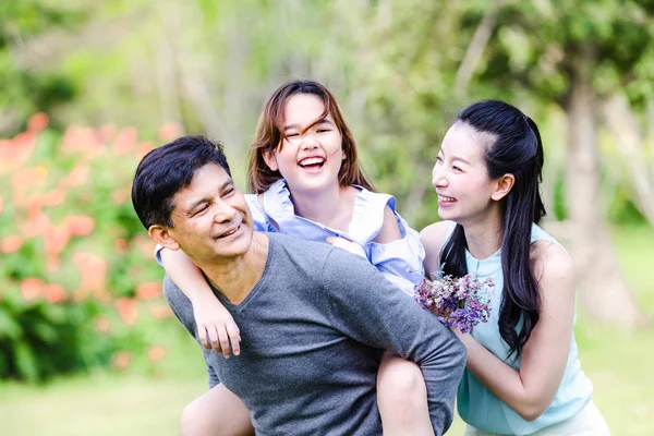 Famiglia Allegra Fare Picnic Rilassarsi Insieme Sulla Natura Verde Nel — Foto Stock