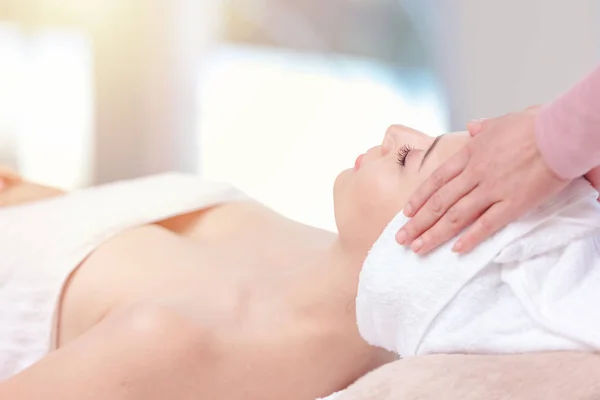 Mooie Jonge Vrouw Spa Gezicht Ontspannende Ontvangende Massage Spa Concept — Stockfoto