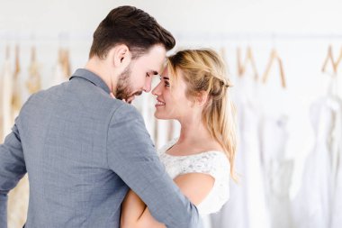 Stüdyo atölyesinde güzel bir portre modeli.