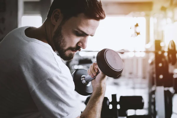 Homens close-up saudável segurando dumbbell treino e construção do corpo um — Fotografia de Stock