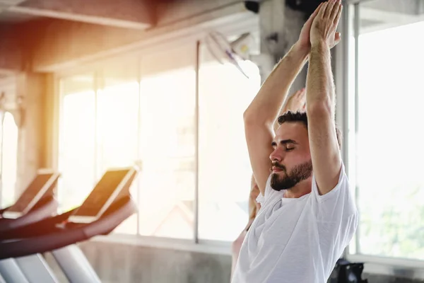 Mujer joven y hombres entrenamiento estilo de vida entrenamiento corporal saludable en g — Foto de Stock