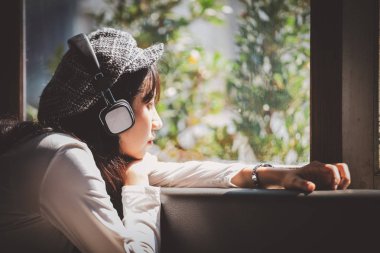 Duygu duygu genç kız üzgün müzik dinleme th