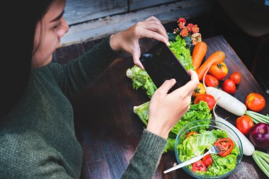 Asya güzel genç kız salata sebze yeme