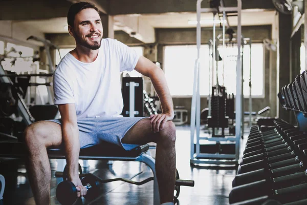 Homens close-up saudável segurando dumbbell treino e construção do corpo um — Fotografia de Stock