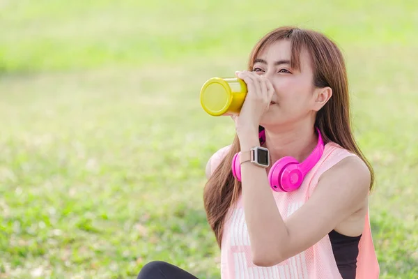 Asian piękny młody kobieta relaksujący ćwiczenie w Park — Zdjęcie stockowe