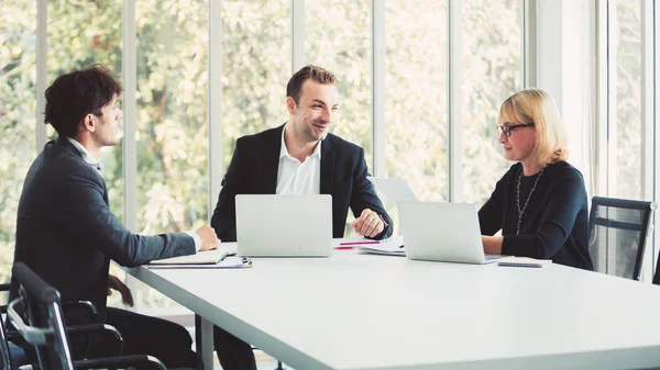 Équipe d'affaires travaillant dans un bureau moderne — Photo