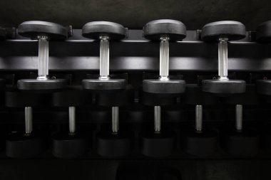 Arka plan görünümü arka ve beyaz ekipman halterth rafüzerinde