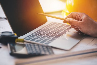 El basılı kalem ekran dizüstü mimar araçları üzerinde işaret