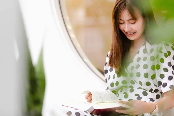 아름다운 아시아 젊은 여성 앉아 독서 책 야외 — 스톡 사진