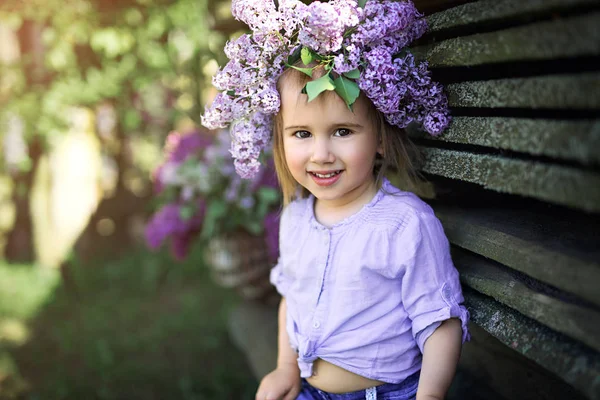 Uma Criança Com Sorriso Suave Com Flores Cabeça Menina Bonita — Fotografia de Stock