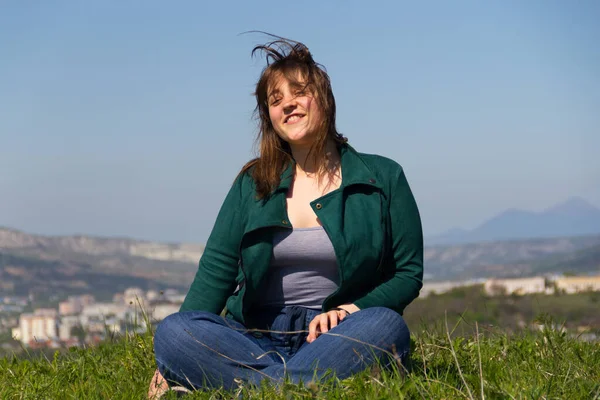 Menina Bonita Curvy Uma Jaqueta Verde Jeans Senta Uma Posição — Fotografia de Stock